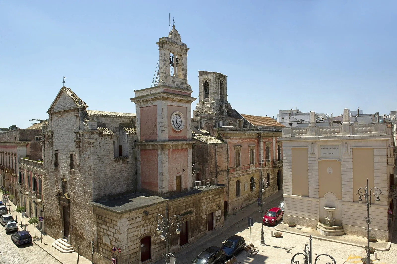 Il palazzo municipale e la torre dell'orologio nel centro di Castellana Grotte