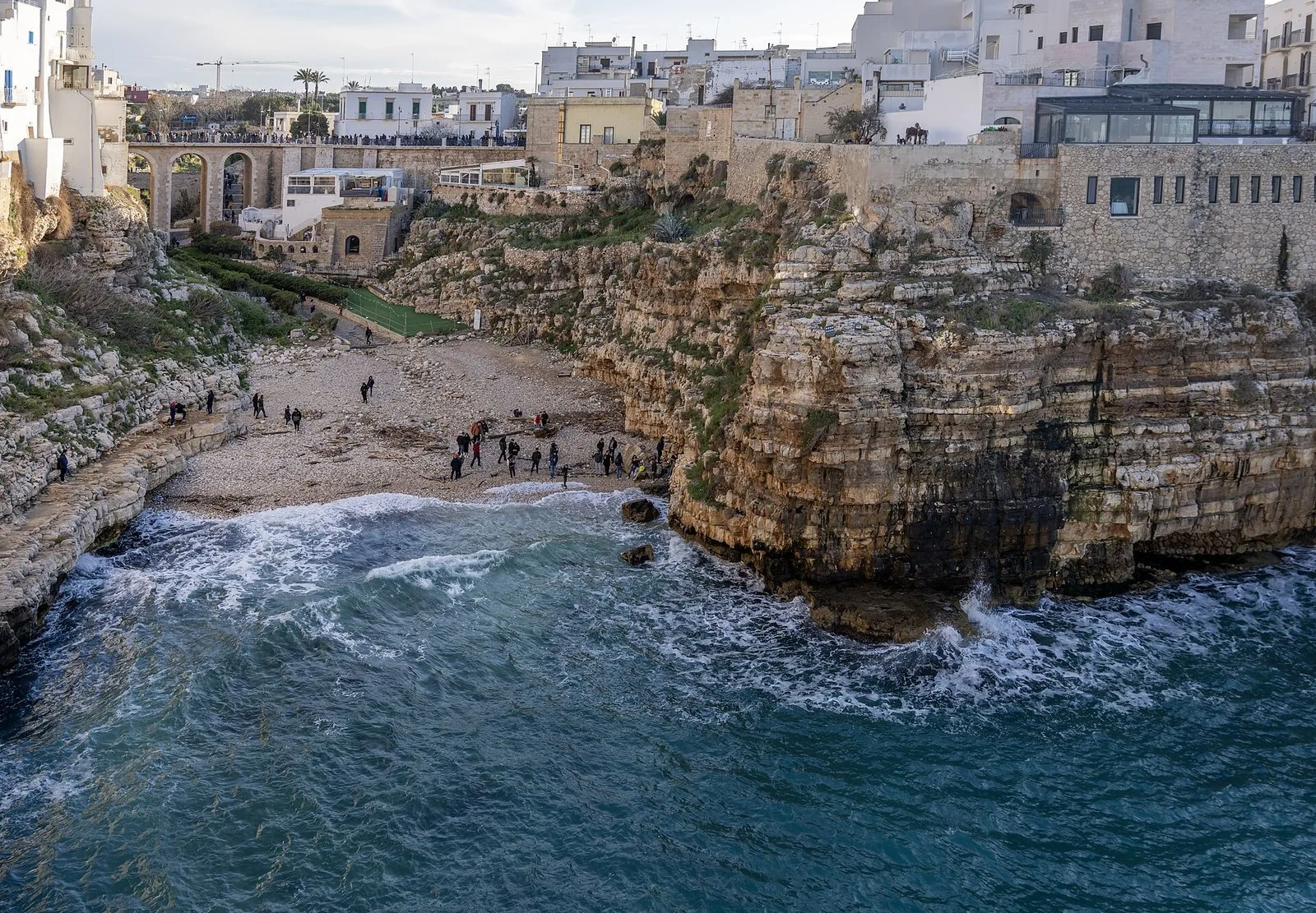 La caletta di Lama Monachile incassata tra le rocce di Polignano a Mare