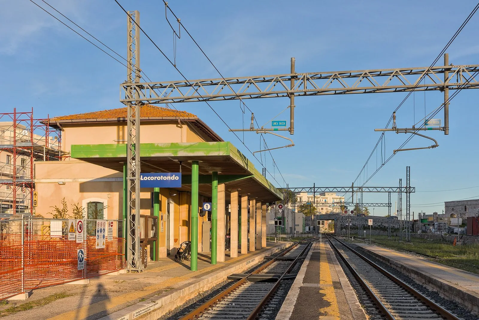 Una stazione delle Ferrovie del Sud Est in Valle d'Itria